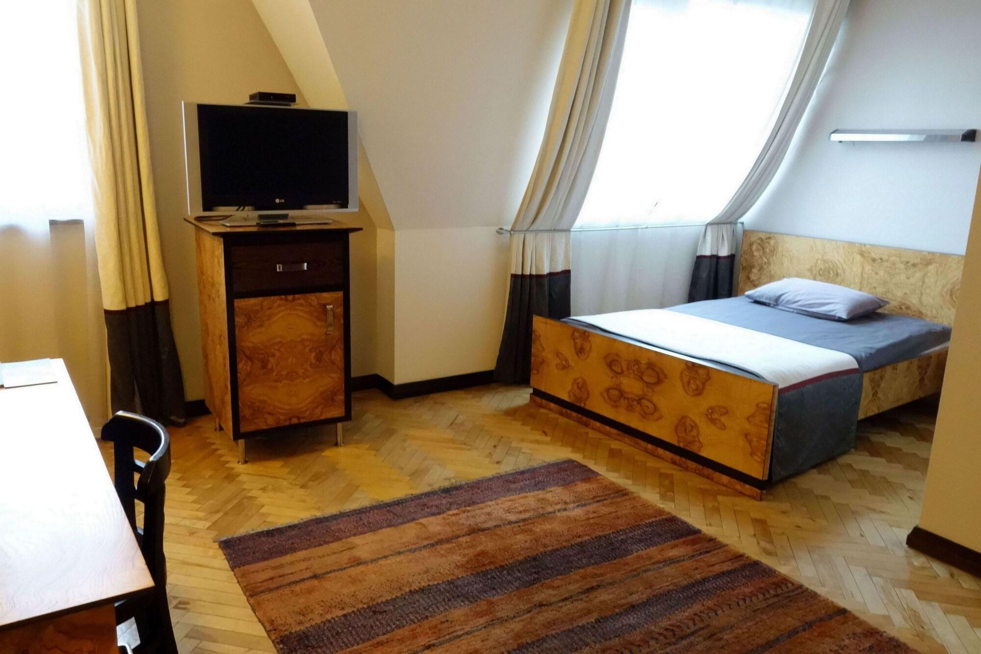 Hotel Monopol Katowice Exterior photo A room at the hotel